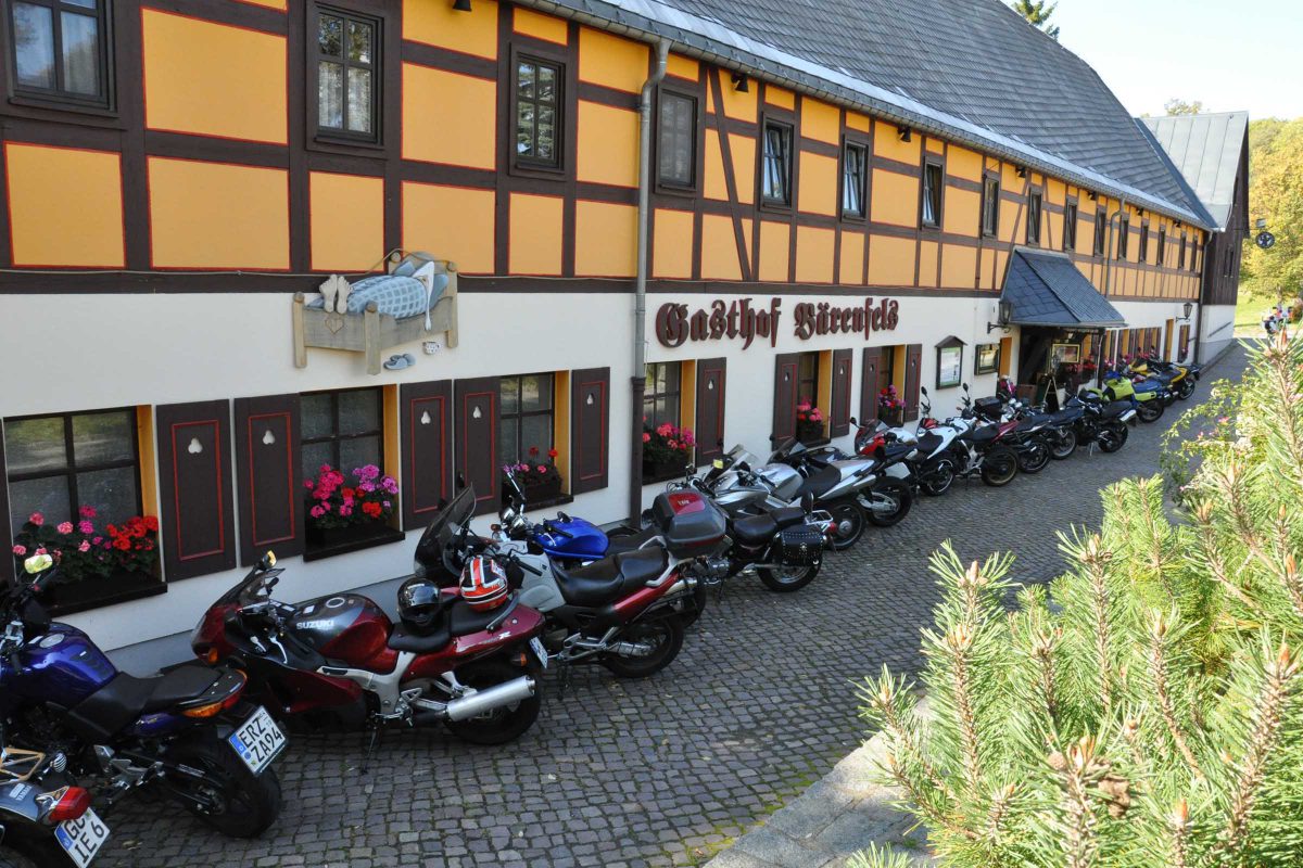 Motorradfahrer im Gasthof Bärenfels
