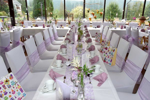 Tafel gedeckt in Flieder